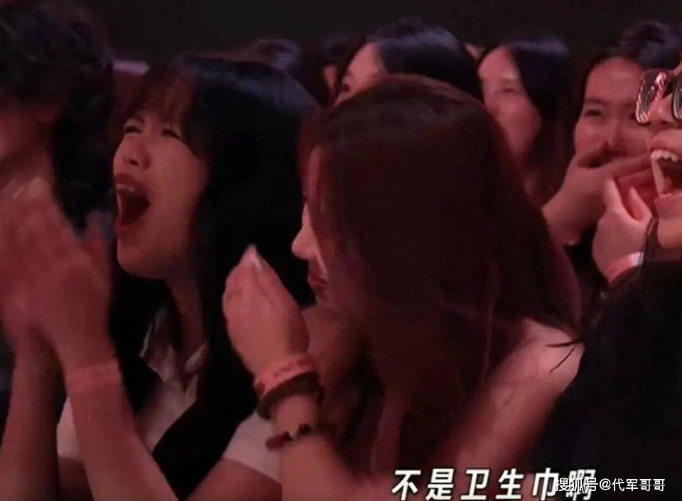 原创
            脱口秀女演员唐香玉，舞台上故意掉落卫生巾，网友：越来越没底线了相关配图