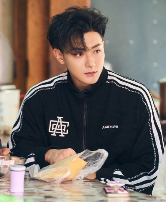 原创
黄子韬高调示爱徐艺洋后,发高颜值视频挽回粉丝,网友评价好讽刺相关配图