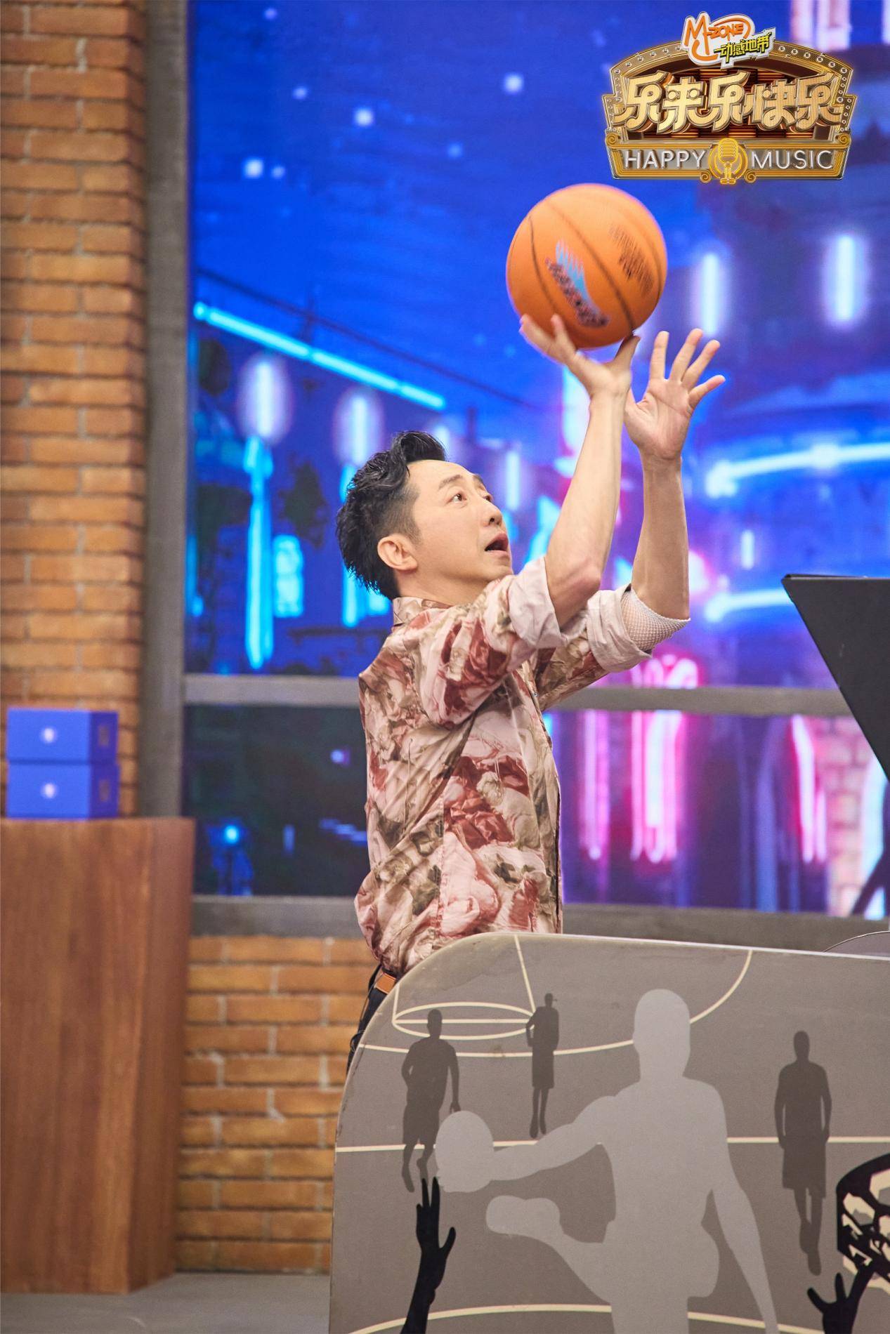 周杰伦《乐来乐快乐》多首金曲连唱携手庾澄庆演绎“摇滚嘻哈版”《说走就走》相关配图