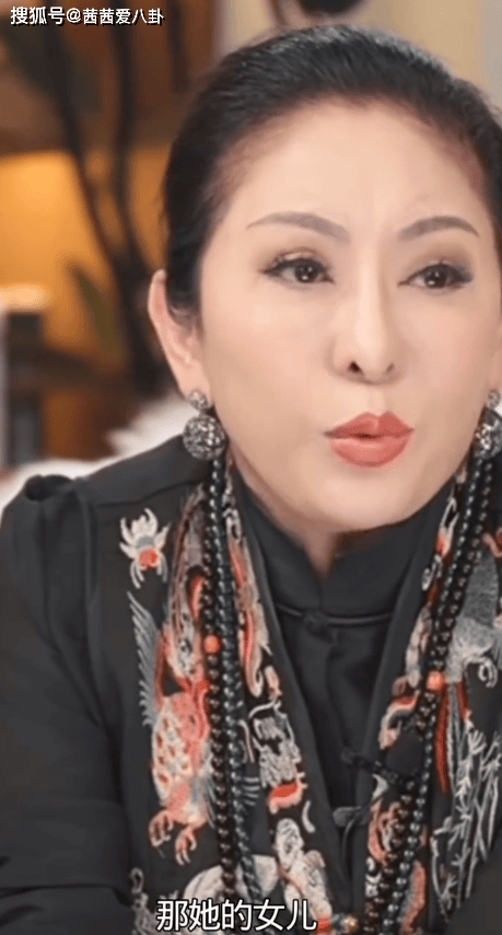 原创
            向太直播回应“拿烟头烫继女”，崩溃感慨后妈不好当，看完太唏嘘相关配图