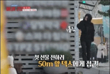 为了伪装而全身穿着黑色，顶级女团爱豆因身材比例引发热议相关配图