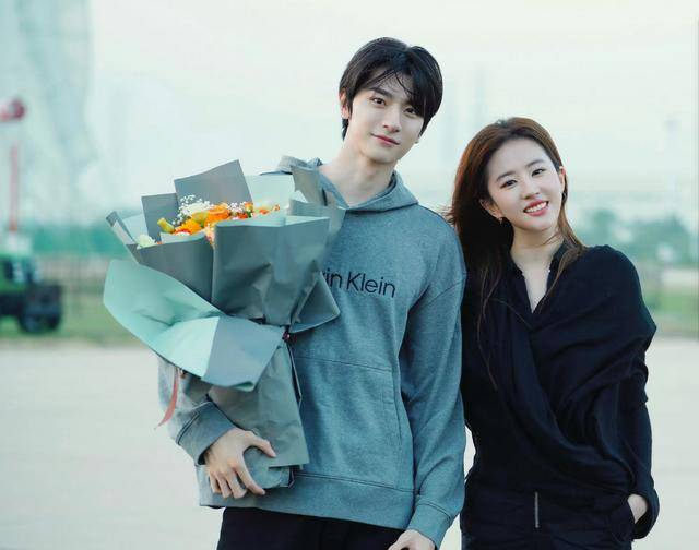 原创
            玫瑰的故事结局真飒！黄亦玫收到钢铁玫瑰，又柔又硬方是大女主相关配图