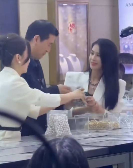 原创
            《再见爱人》黄圣依赢麻了！连宣两档综艺，和杨子买珠宝没离婚？相关配图