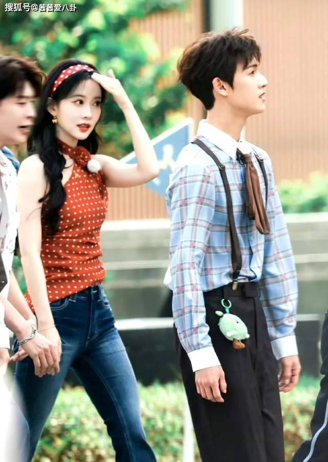 原创
            李昀锐孟子义《奔跑吧》路透爆火！“昀牵孟绕” 护妻式撕名牌，CP 粉过年，是真甜还是剧本？