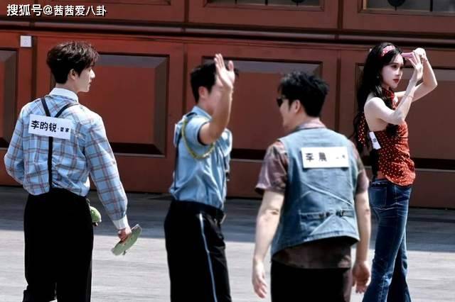 原创
            李昀锐孟子义《奔跑吧》路透爆火！“昀牵孟绕” 护妻式撕名牌，CP 粉过年，是真甜还是剧本？相关配图