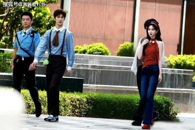 原创
            李昀锐孟子义《奔跑吧》路透爆火！“昀牵孟绕” 护妻式撕名牌，CP 粉过年，是真甜还是剧本？相关配图