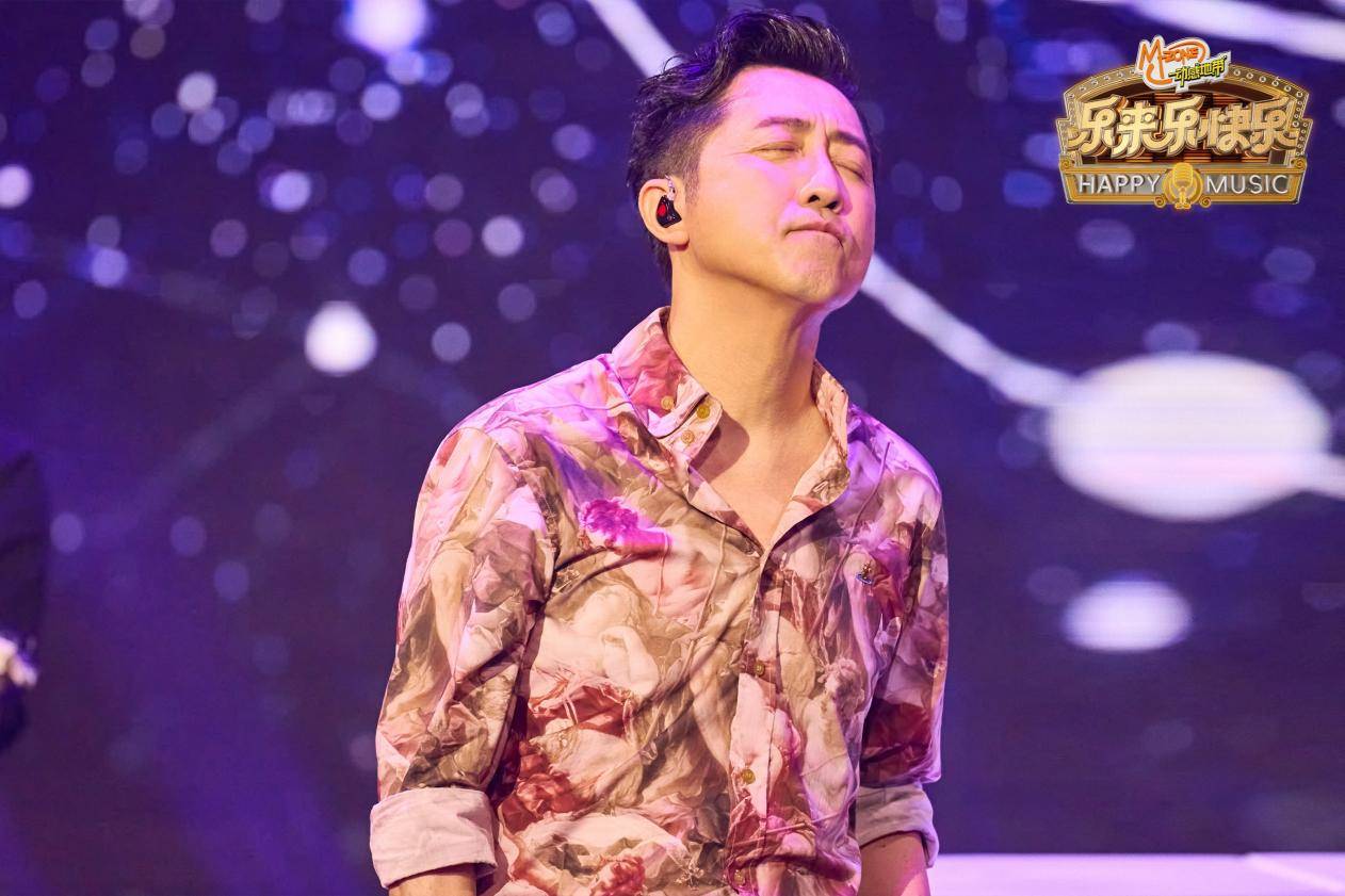 周杰伦《乐来乐快乐》多首金曲连唱携手庾澄庆演绎“摇滚嘻哈版”《说走就走》相关配图