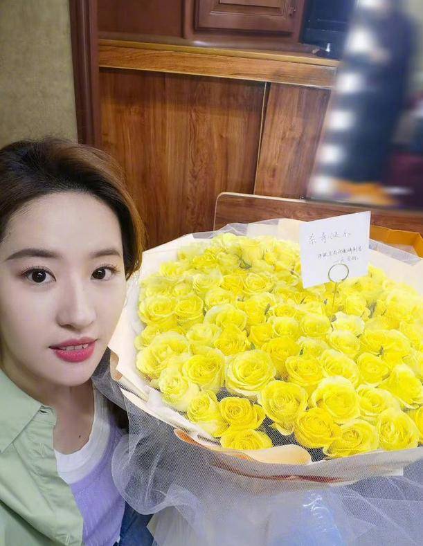 原创
            玫瑰的故事结局真飒！黄亦玫收到钢铁玫瑰，又柔又硬方是大女主相关配图