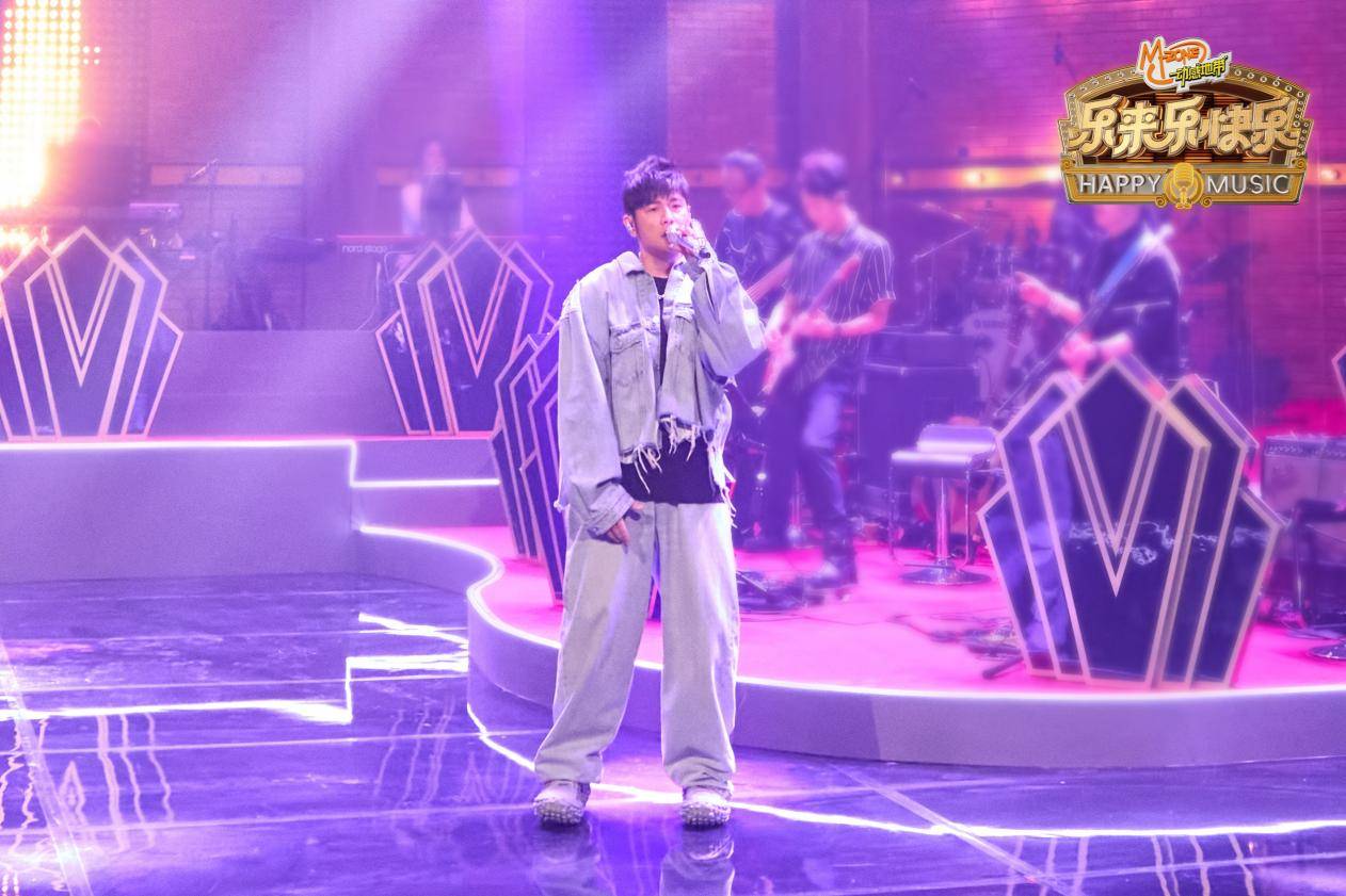 周杰伦《乐来乐快乐》多首金曲连唱携手庾澄庆演绎“摇滚嘻哈版”《说走就走》相关配图