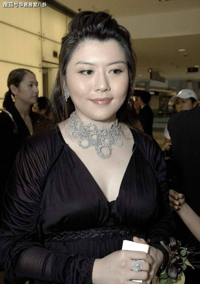 原创
            向太直播回应“拿烟头烫继女”，崩溃感慨后妈不好当，看完太唏嘘相关配图