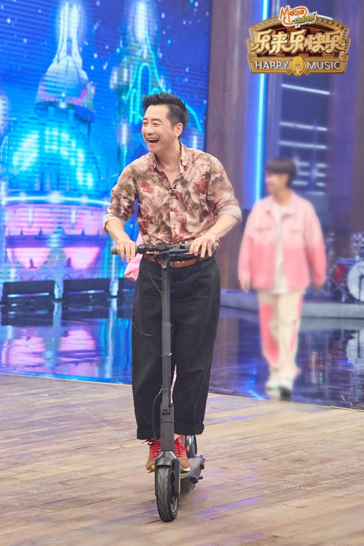 周杰伦《乐来乐快乐》多首金曲连唱携手庾澄庆演绎“摇滚嘻哈版”《说走就走》相关配图